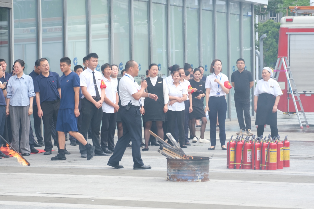 以練促防，長房集團組織開展消防應(yīng)急演練